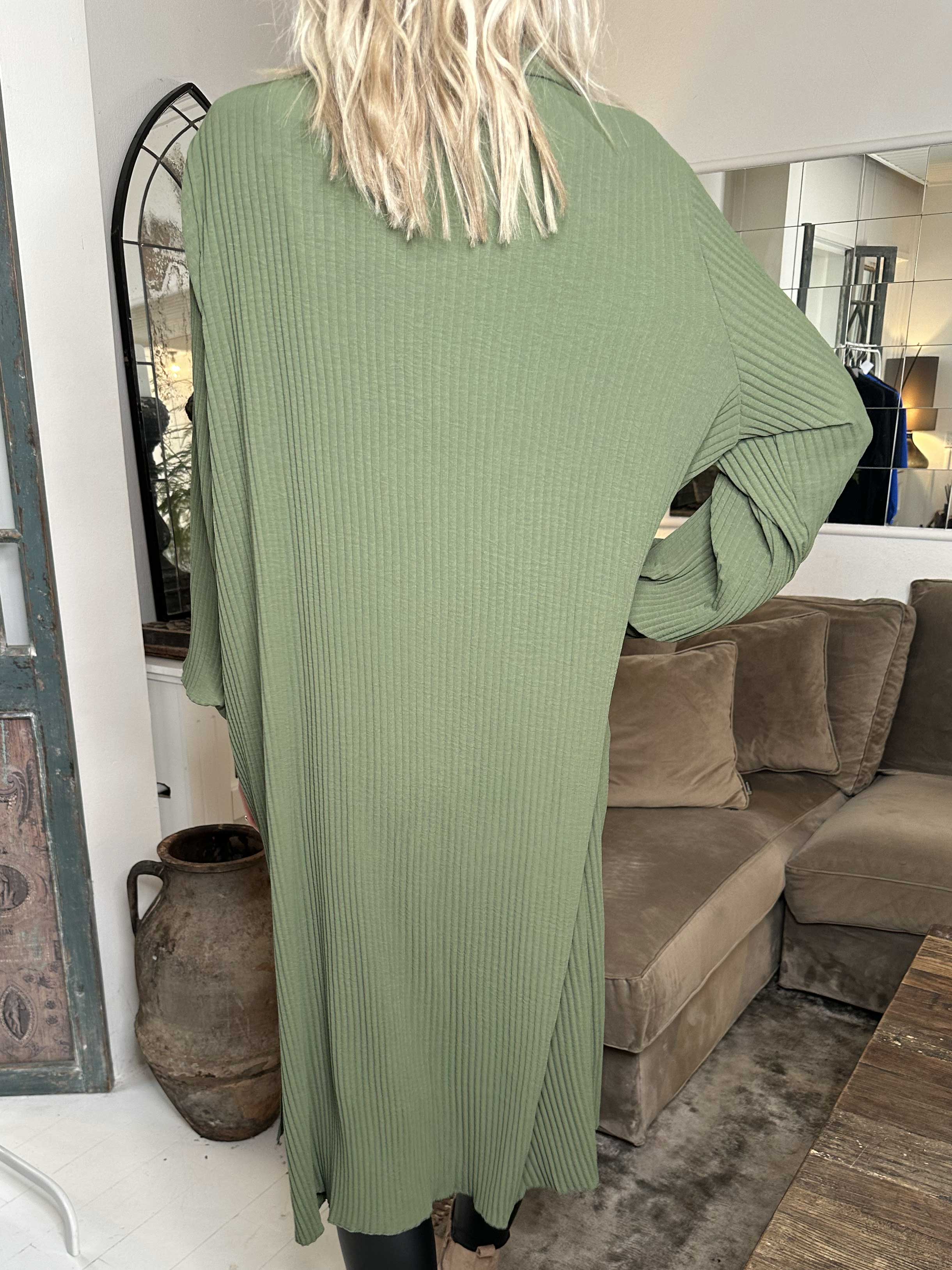 Lenora - Lång plisserad klänning med knappar